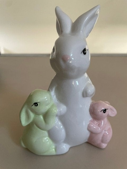 Keramiek  pastel beeldje Pasen. Moederkonijn met jongen, Ophalen, Zo goed als nieuw, Dier