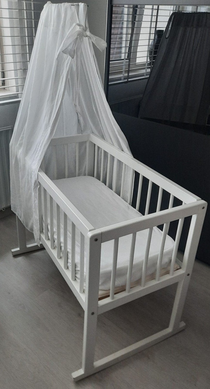 €20 Witte wieg met hemeltje - Zo goed als nieuw, Kinderen en Baby's, Babywiegjes en Ledikanten, Ophalen, Zo goed als nieuw, Wieg