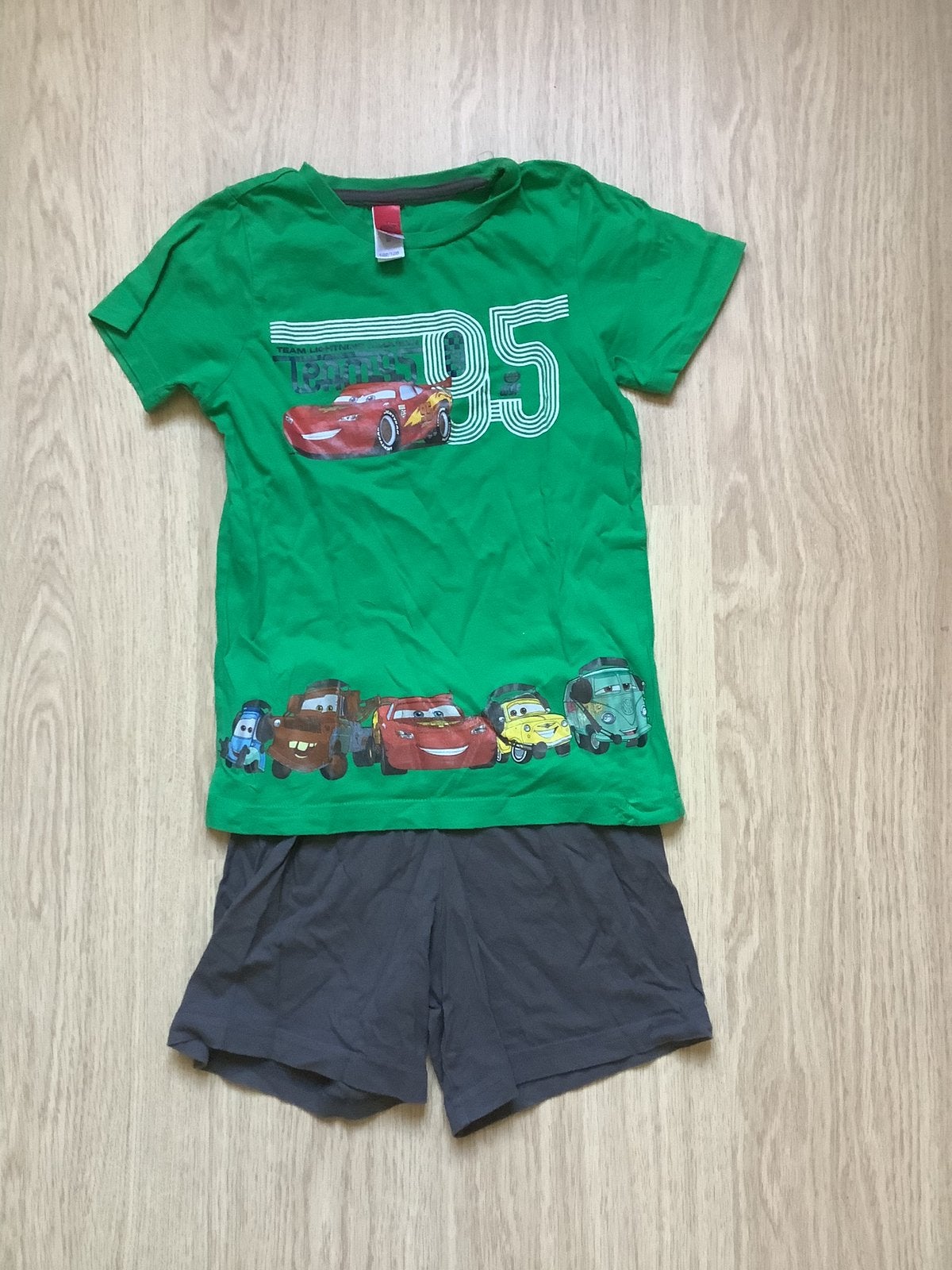 leuke groen met grijze pyjama / shortama Disney Cars 122/128, Kinderen en Baby's, Kinderkleding | Maat 122, Ophalen of Verzenden