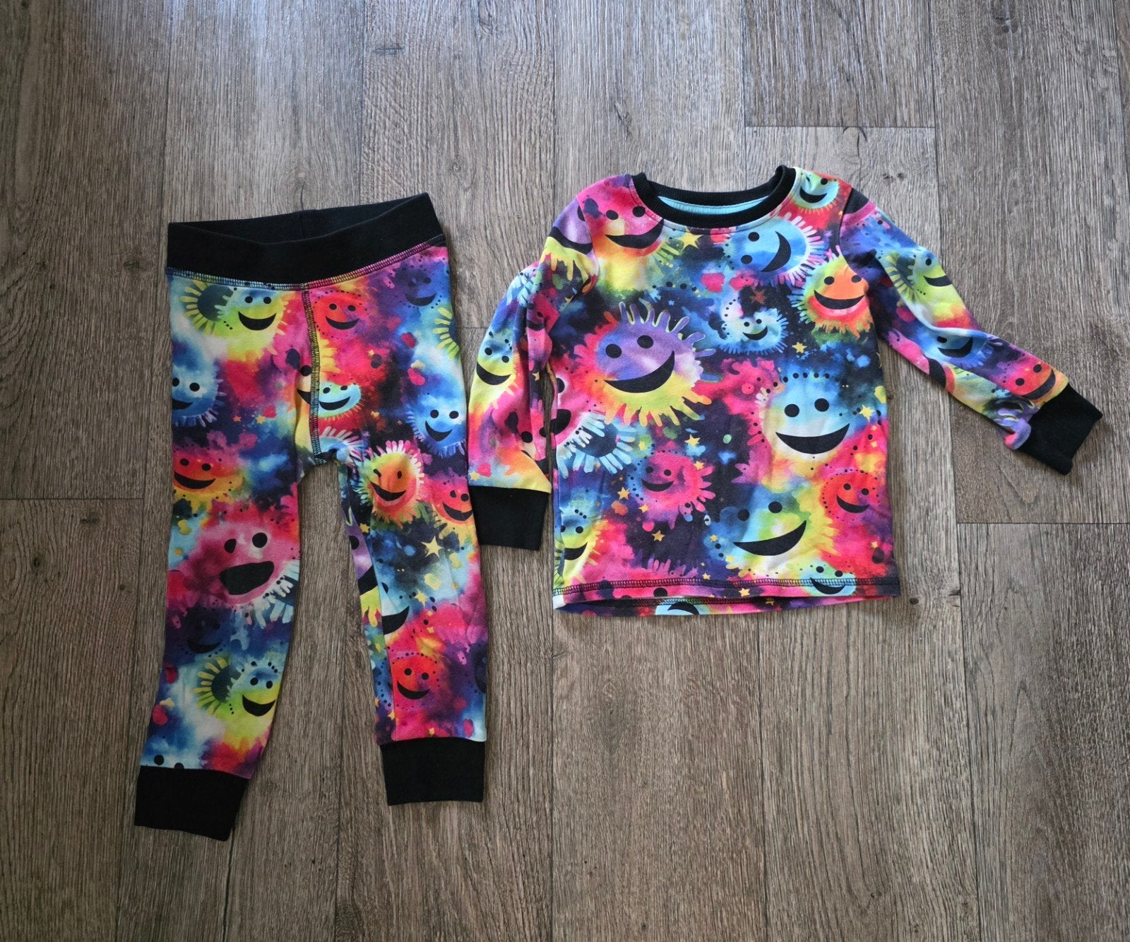 Pyjama met vrolijke smileys - Maat 2-3 jaar, Nacht- of Onderkleding, Gebruikt, Jongen of Meisje, Ophalen of Verzenden