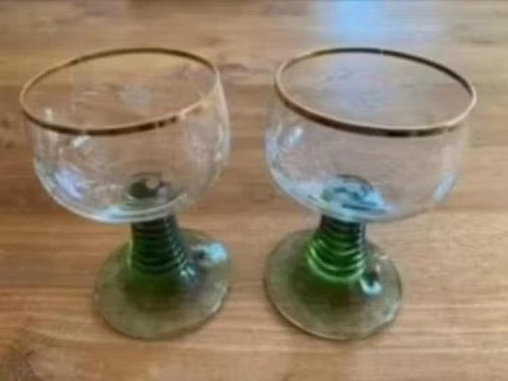 2 vintage wijnglazen (op groene voet/ geslepen glas), Verzamelen, Glas en Borrelglaasjes, Ophalen of Verzenden, Zo goed als nieuw