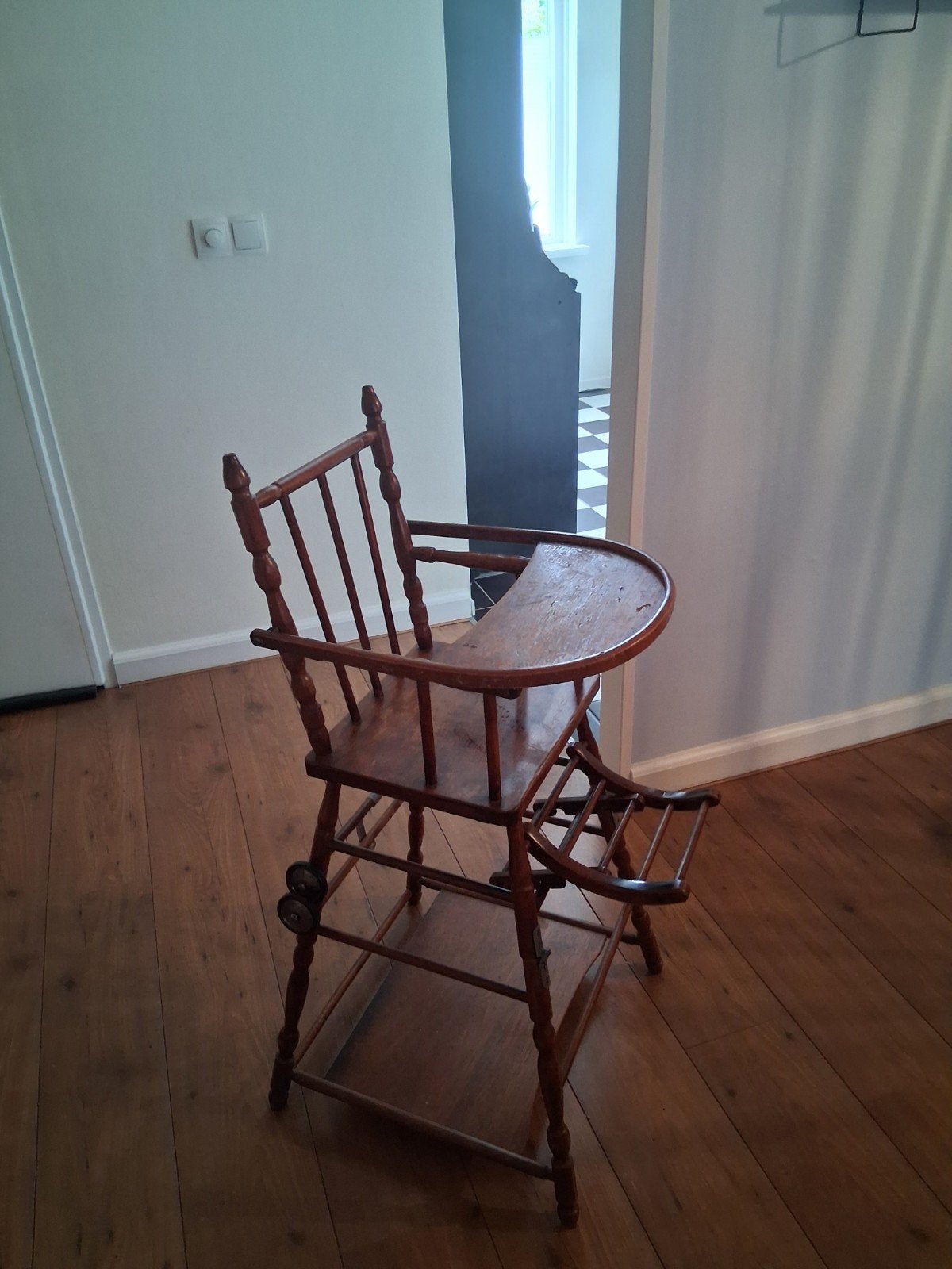 Vintage houten kinderstoel / loopstoel, Kinderen en Baby's, Kinderstoelen, Ophalen, Gebruikt, Overige typen, Afneembaar eetblad