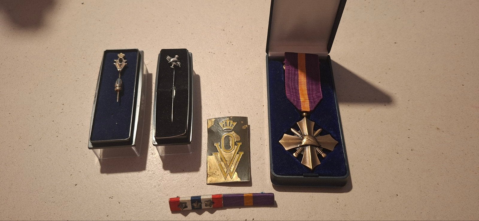 Bundel medaille, pinnen. Mobilisatie en KNIL, Verzamelen, Ophalen of Verzenden, Landmacht, Nederland, Lintje, Medaille of Wings