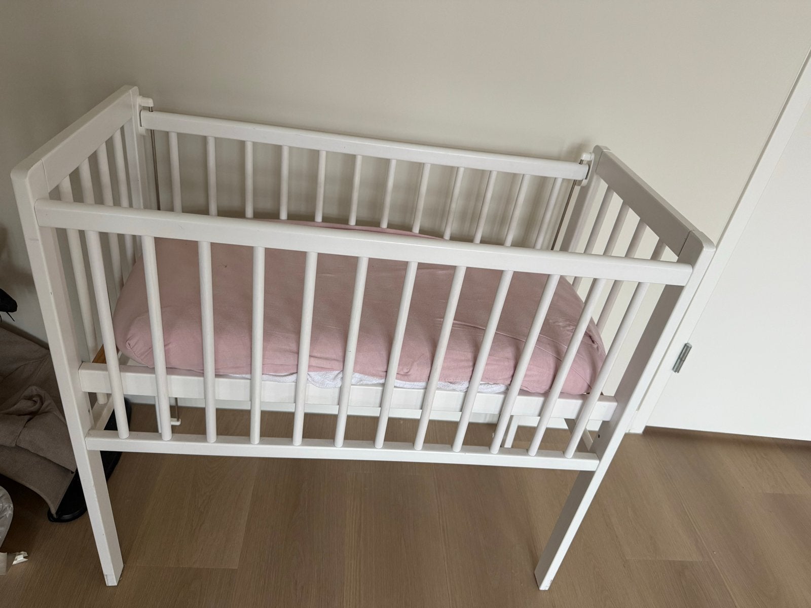Petit Amelie co sleeper wieg één of twee stuks met matrasjes, Kinderen en Baby's, Ophalen, Zo goed als nieuw, Ledikant