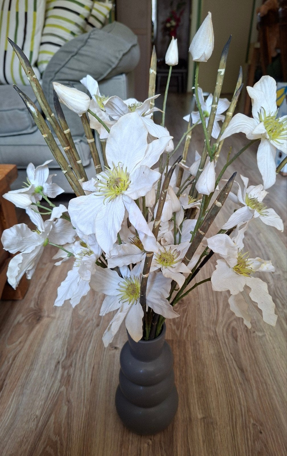 Decoratieve vaas met kunstbloemen - Grijs en Wit, Huis en Inrichting, Woonaccessoires | Vazen, Ophalen of Verzenden, Gebruikt