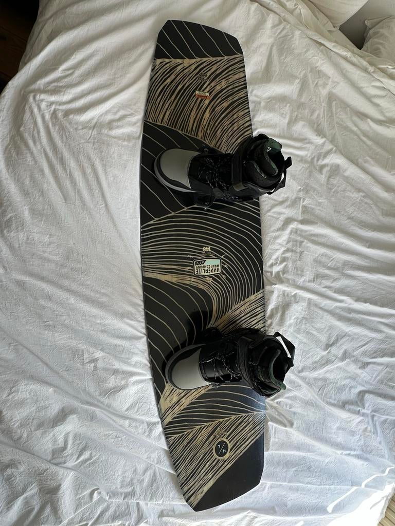 Hyperlite ATV 148 Wakeboard + Scout Boots 44/45 - ZGAN, Watersport en Boten, Wakeboarden, Ophalen, Zo goed als nieuw, Board en Schoenen