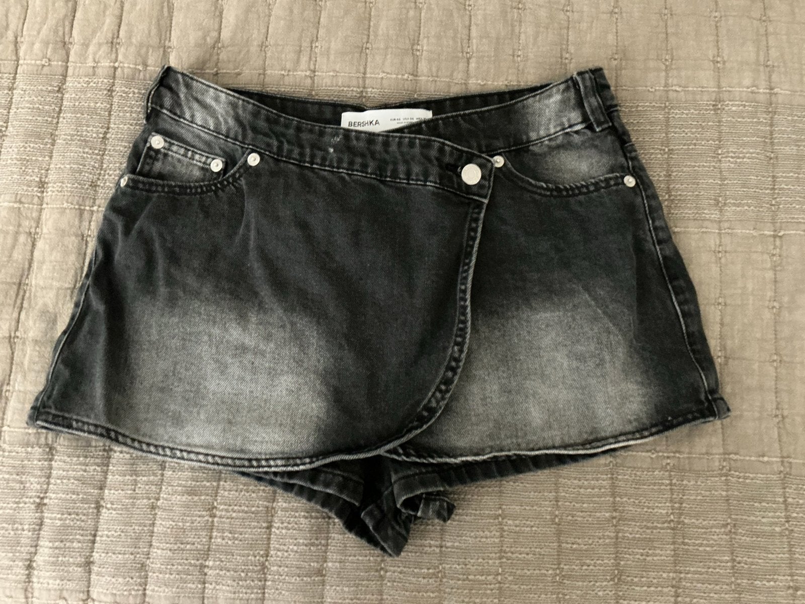 Bershka antraciet skort / maat 40 / met overslag / ZGAN, Kleding | Dames, Maat 38/40 (M), Kort, Zwart, Ophalen of Verzenden