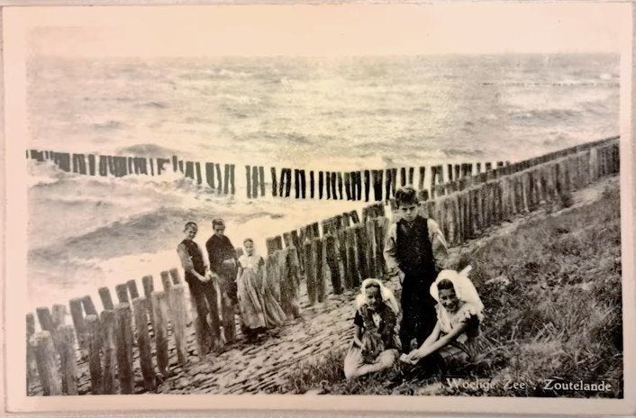 Zoutelande, kinderen in klederdracht bij zeewering, gelopen,, Verzamelen, Verzenden, Voor 1920, Gelopen, Zeeland