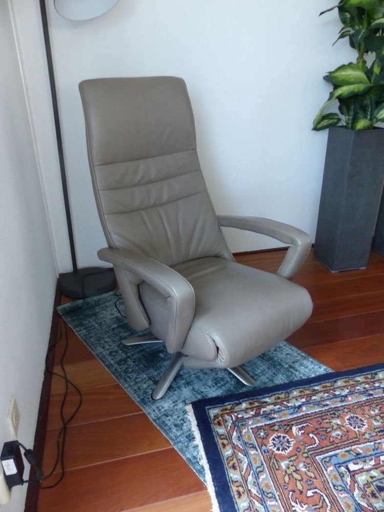 LEDEREN ELEKTRISCHE DRAAI-RELAX-FAUTEUIL, Huis en Inrichting, Ophalen, Zo goed als nieuw, Past in de meeste interieurs, 50 tot 75 cm