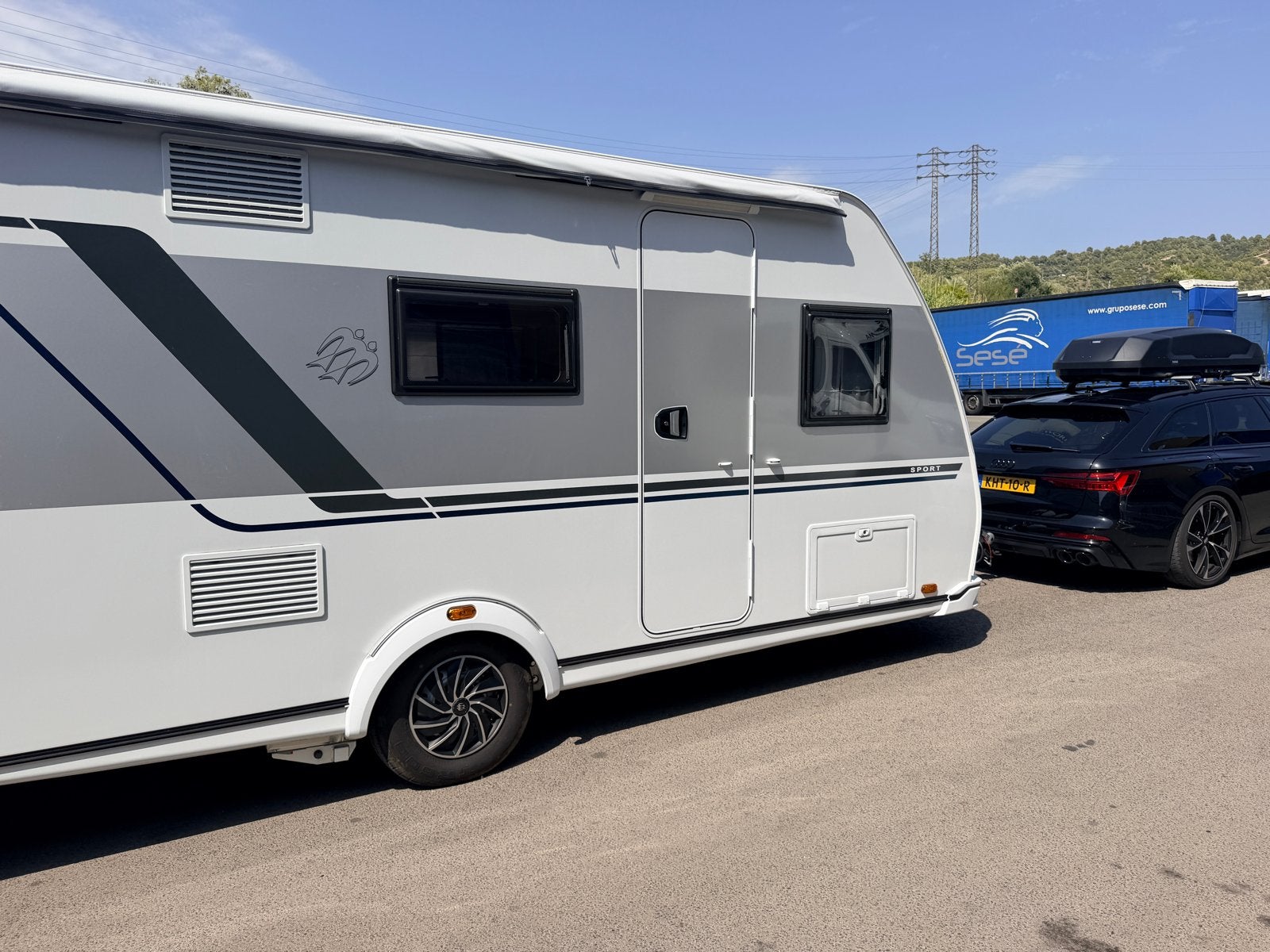 Knaus Sport 500 KD 2023 Stapelbed, Mover, Luifel, Airco, Caravans en Kamperen, Caravans, Stapelbed, Treinzit, Particulier, Knaus
