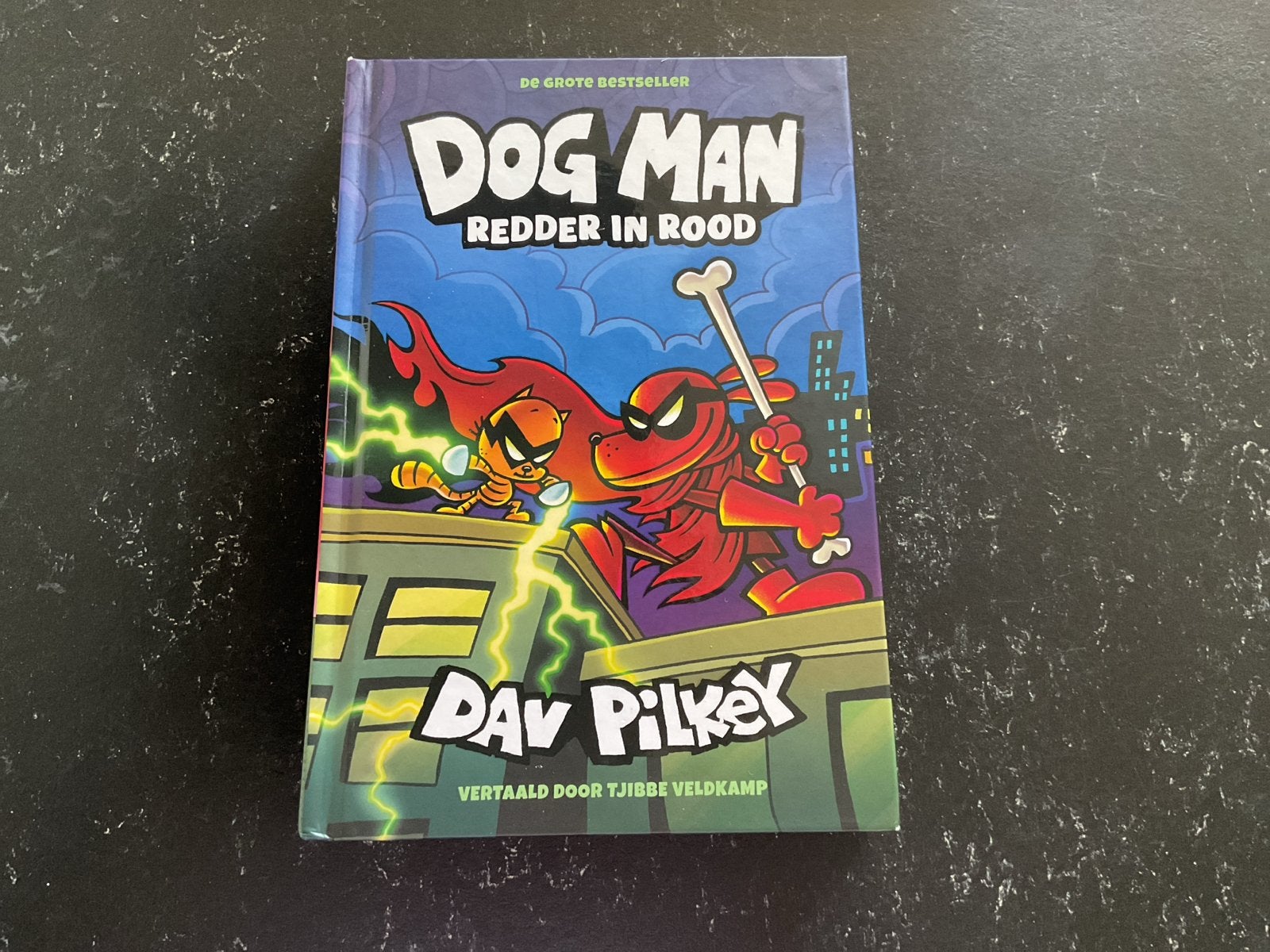 Dog Man: Redder in Rood - Dav Pilkey (Zo goed als nieuw), Ophalen of Verzenden, Zo goed als nieuw, Fictie