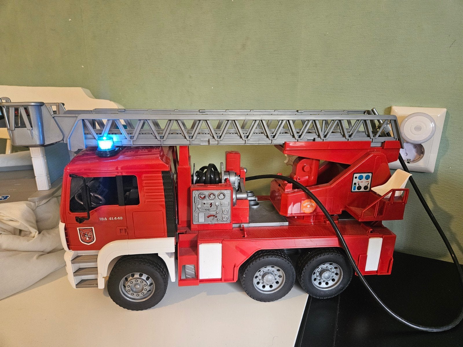Grote brandweerwagen met werkende sirene en zwaailicht, Ophalen, Gebruikt
