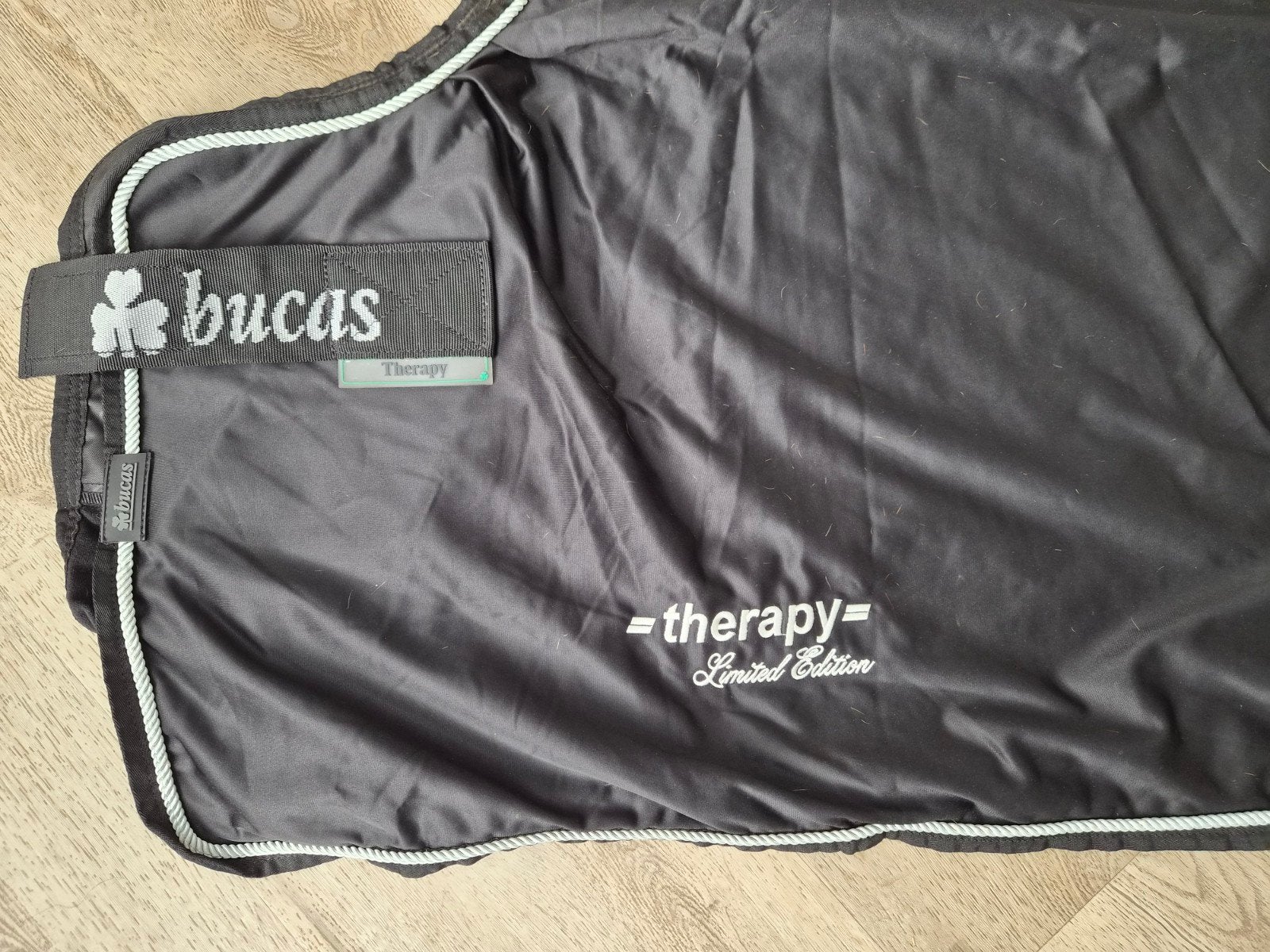 Bucas Zwarte Therapy Cooler deken, limited edition maat 5,9, Dieren en Toebehoren, Paarden en Pony's | Dekens en Dekjes, Bucas
