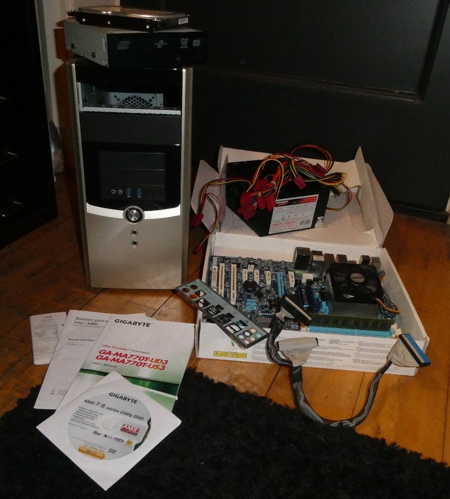 Retro setup GigaByte , Harddisk ,  Dvd , Pc Kast, Computers en Software, Vintage Computers, Ophalen of Verzenden, Vintage computer