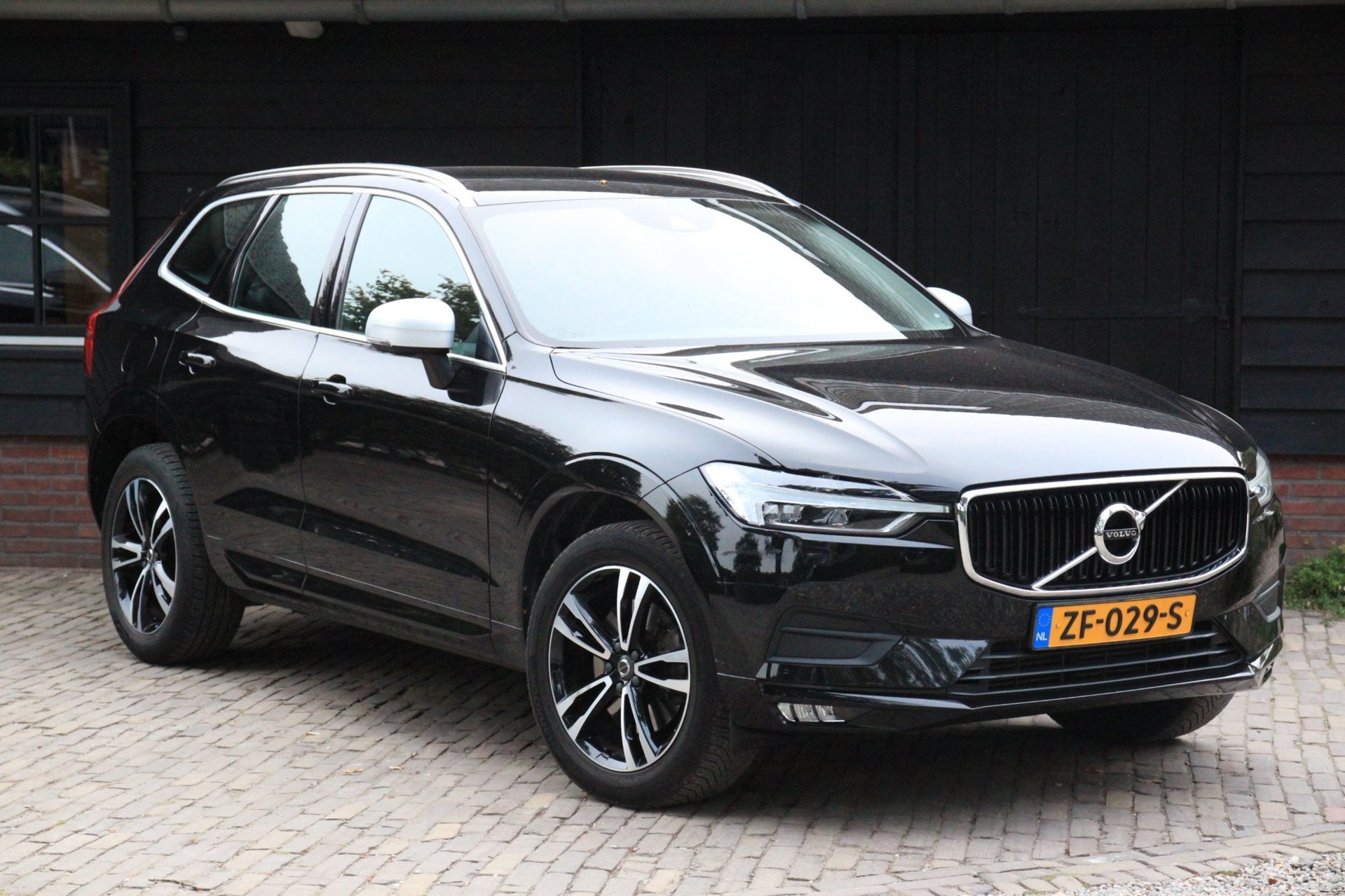 Volvo XC60 2.0 T5 Momentum Leer/Stoelverwarming/Trekhaak uit, Dealer onderhouden, Gebruikt, 4 cilinders, 1969 cc