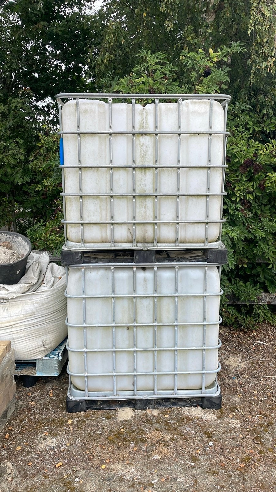 IBC Vaten - 2 stuks - 1000 liter, Kunststof, Gebruikt, Met kraantje, 150 liter of meer