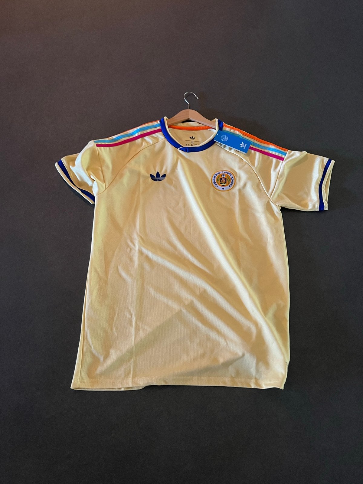 Adidas Curaçao Voetbalshirt - Nieuw met labels, Kleding | Heren, Sportkleding, Ophalen, Geel, Voetbal, Maat 56/58 (XL)