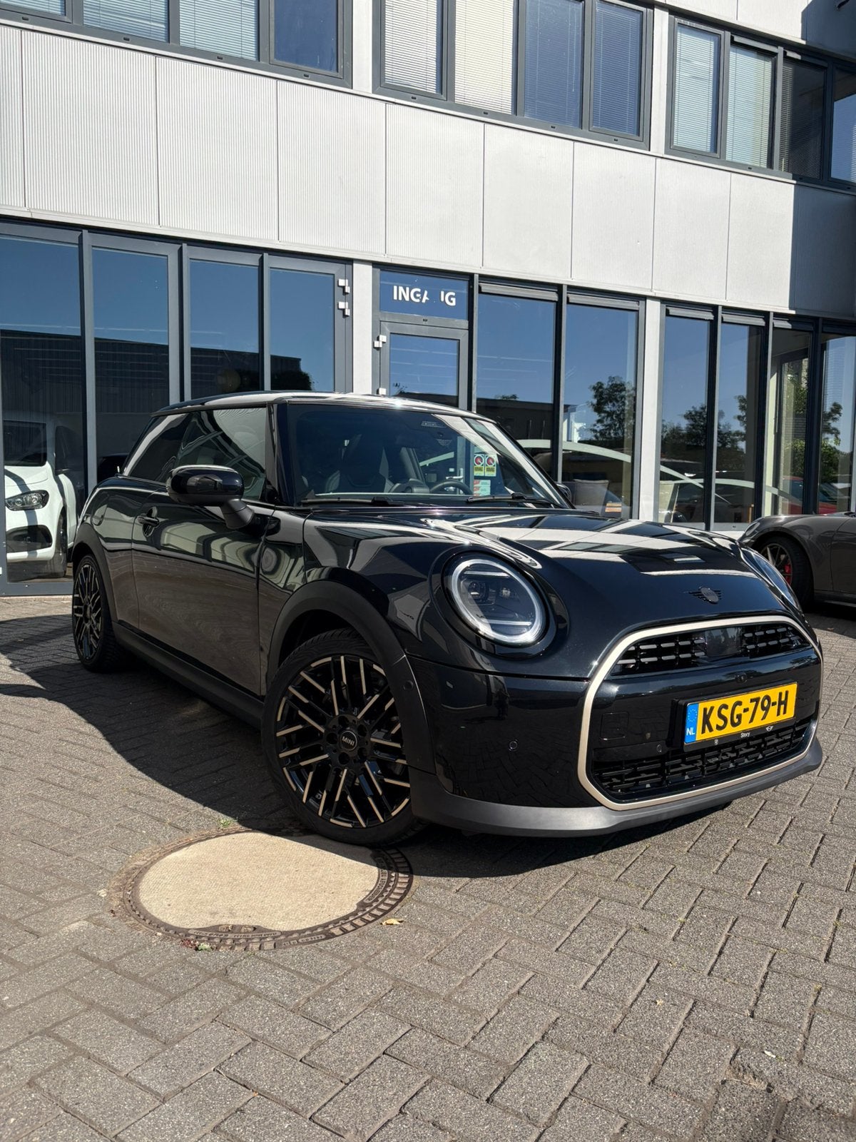 Mini Cooper 1.5 156pk Aut 2024 Zwart, 156 pk, 4 stoelen, Adaptive Cruise Control, Zwart