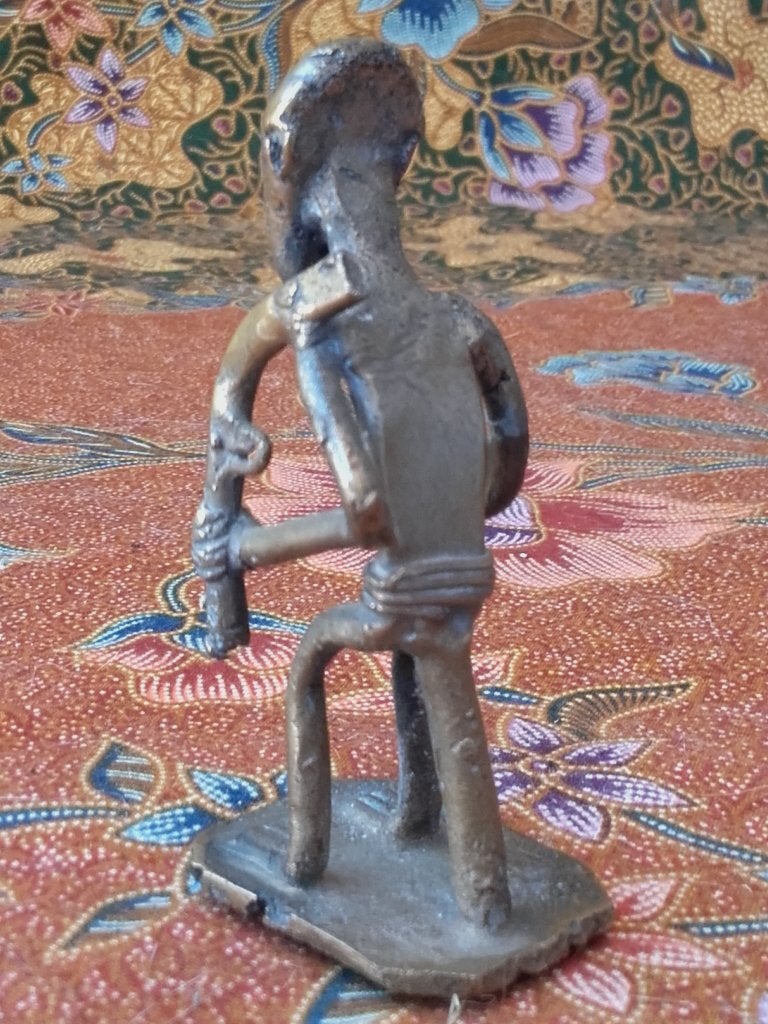 Mooi antiek brons beeldje uit Afrika van een krijger 8,2 cm., Afrika, Handgemaakt, Ophalen of Verzenden, Brons