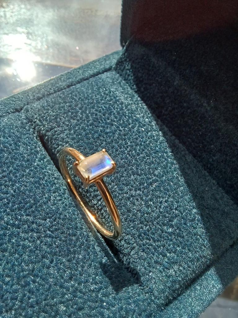 9 karaat gouden ring • Blauwe maansteen • Maat 16.75, Sieraden, Tassen en Uiterlijk, Ringen, Zo goed als nieuw, Dame, Kleiner dan 17