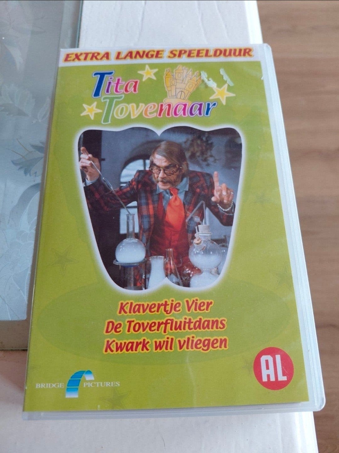 Tita Tovenaar videoband Klavertje vier, toverfluitdans, enz., Ophalen of Verzenden, Nieuw in verpakking, Kinderprogramma of -film