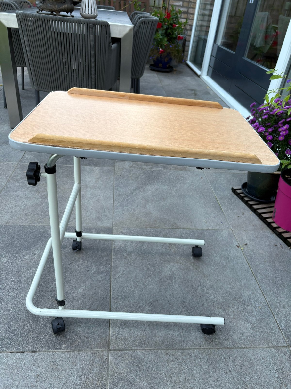 Verrijdbare bedtafel, in hoogte verstelbaar, Ophalen, Gebruikt, 55 tot 75 cm, 60 cm of meer