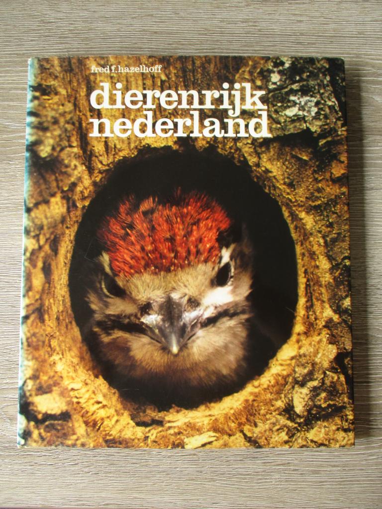 Dierenrijk Nederland - Fred F. Hazelhoff, Ophalen of Verzenden, Gelezen, Honden