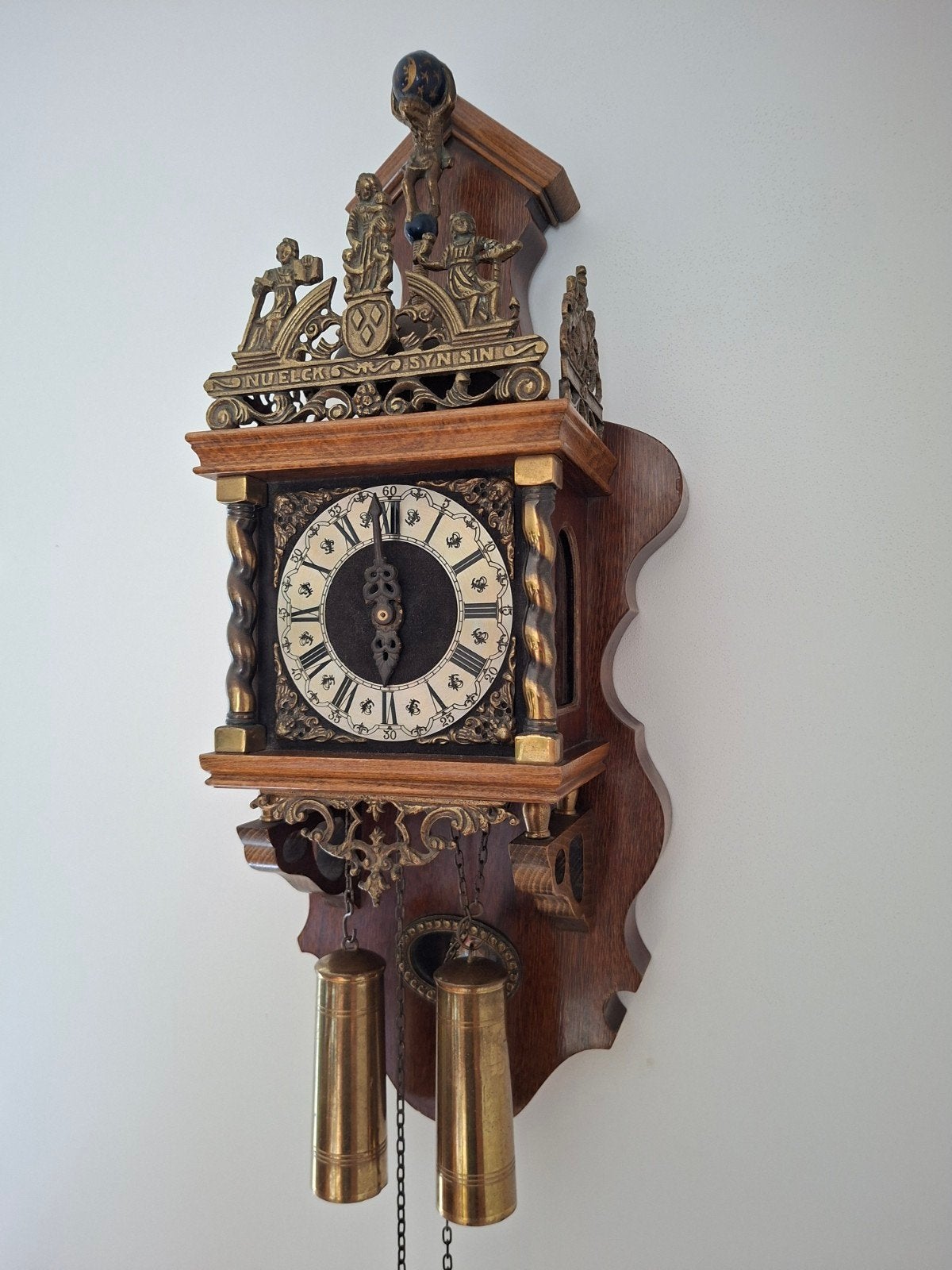 Klassiek en sierlijk Zaans slingeruurwerk / Zaanse wandklok, Ophalen