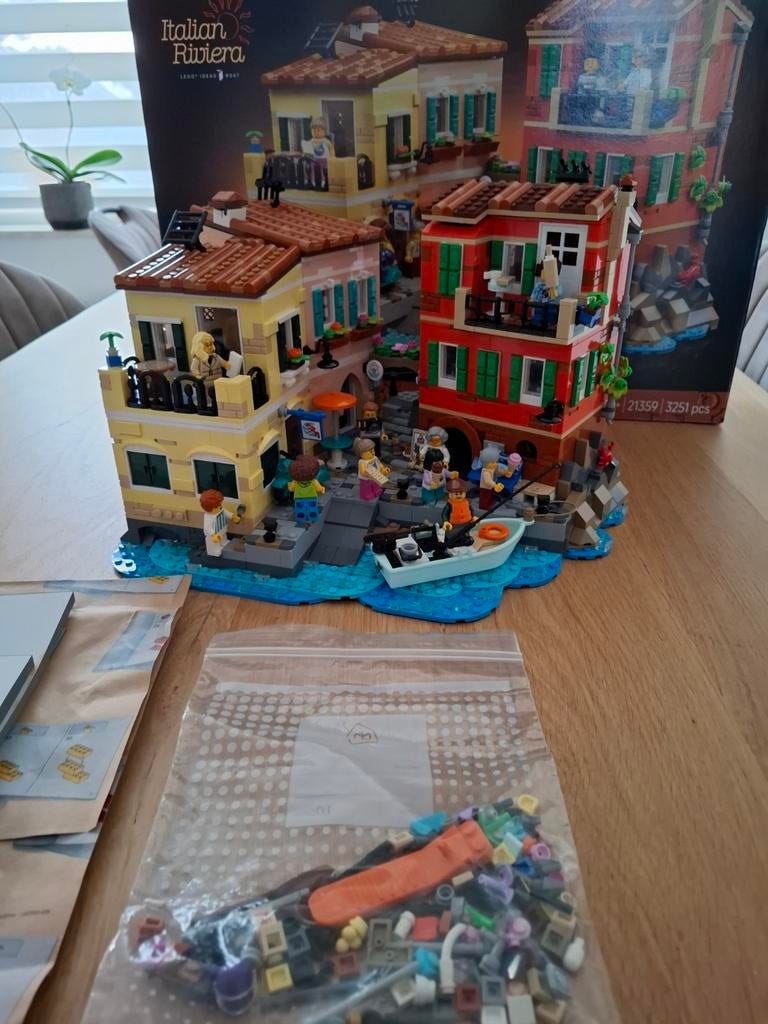 LEGO Ideas 21359 Italiaanse Rivièra - Zo goed als nieuw, Lego, Ophalen of Verzenden, Ideas, Zo goed als nieuw