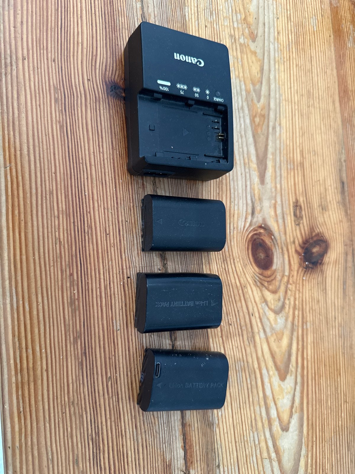 Canon acculader met 3 accu's voor camera, Gebruikt, Canon, Acculader, Opladen via netstroom