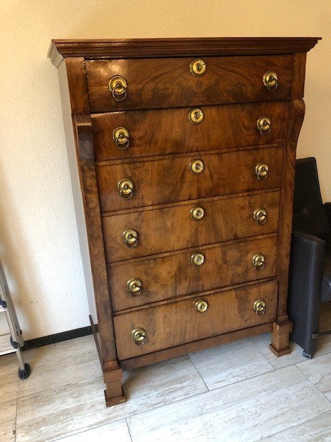 Chiffonnière gevlamd fineer, Ophalen
