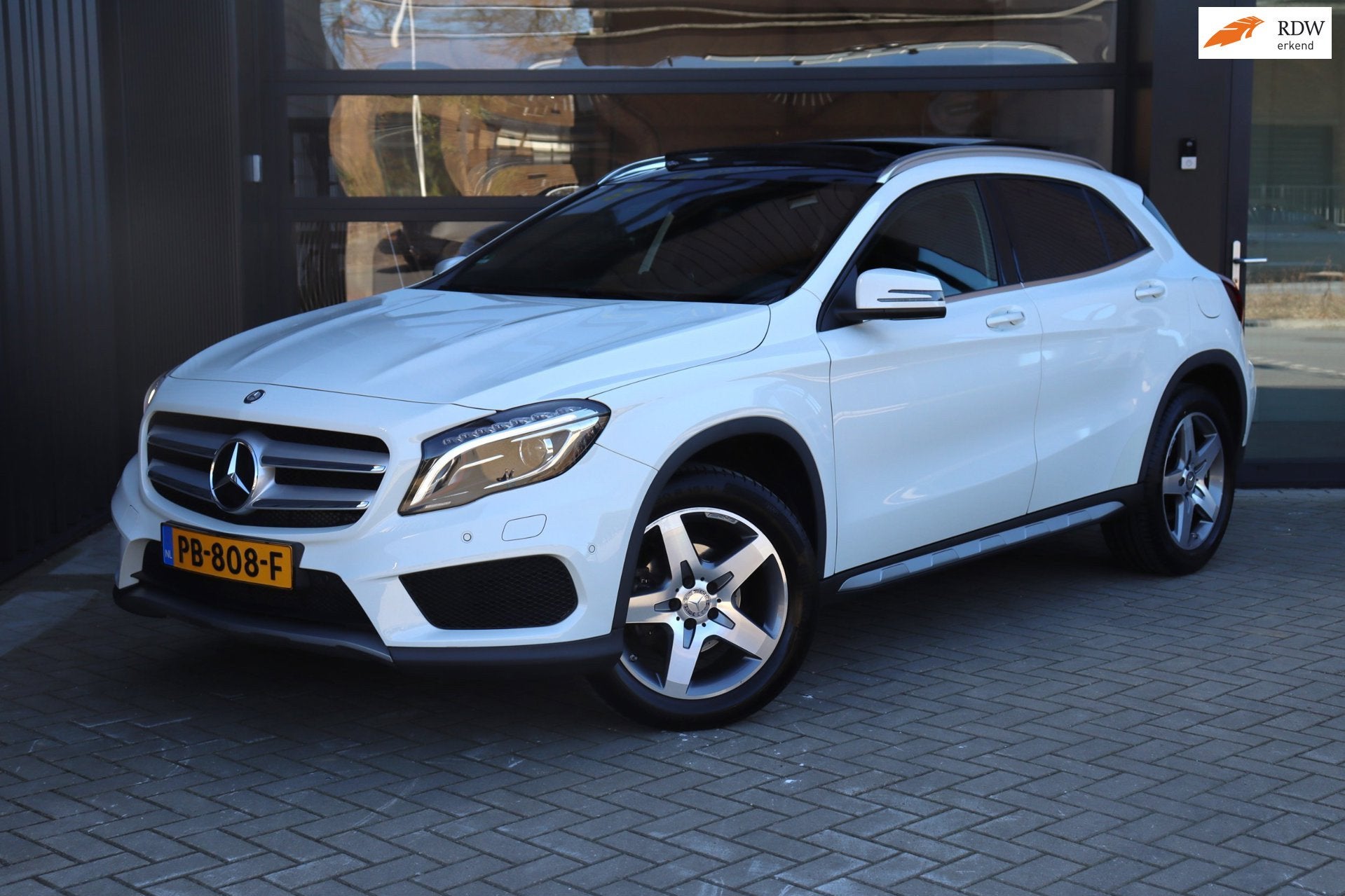 Mercedes-Benz GLA-klasse 180 Prestige AMG | Pano | Stoelverw, Automatische klimaatregeling, Gebruikt, Euro 6, 4 cilinders