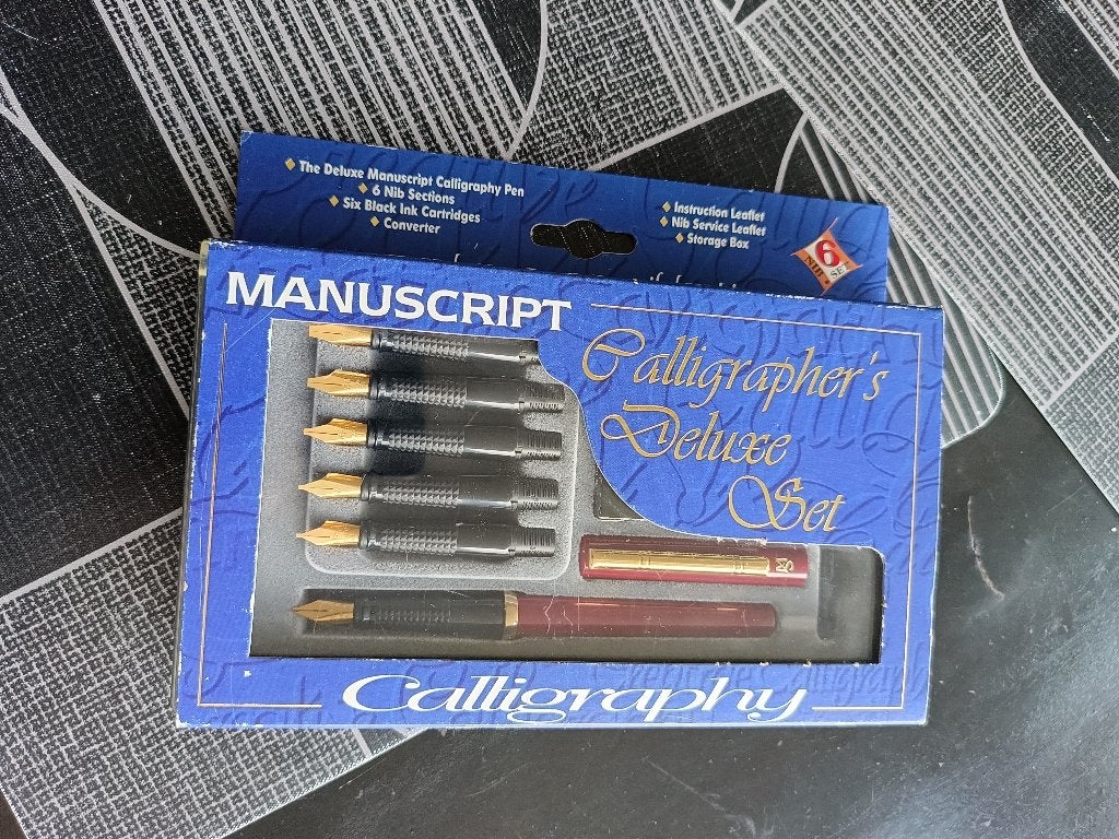 Manuscript Calligrapher's Deluxe Set ZGAN Kalligrafie, Ophalen of Verzenden, Zo goed als nieuw