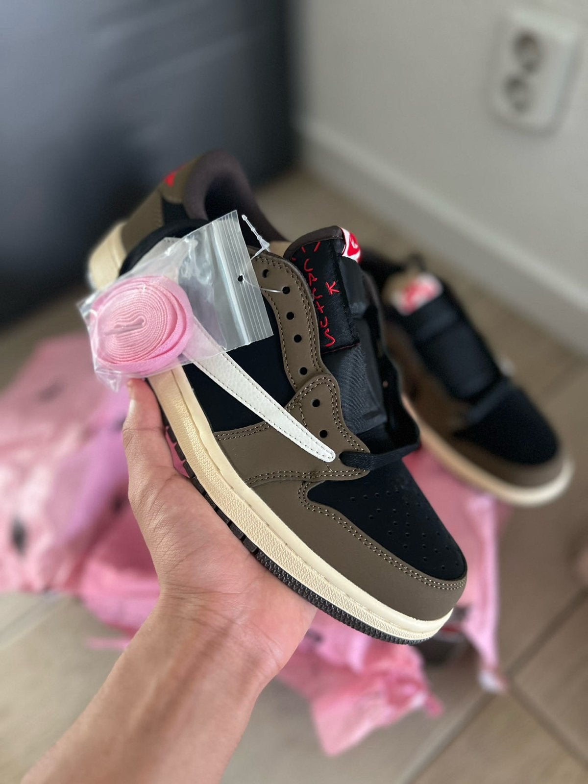 Travis Scott Reverse Mocha - Maat 41 - 43 Beschikbaar, Bruin, Nieuw, Ophalen of Verzenden, Sneakers of Gympen