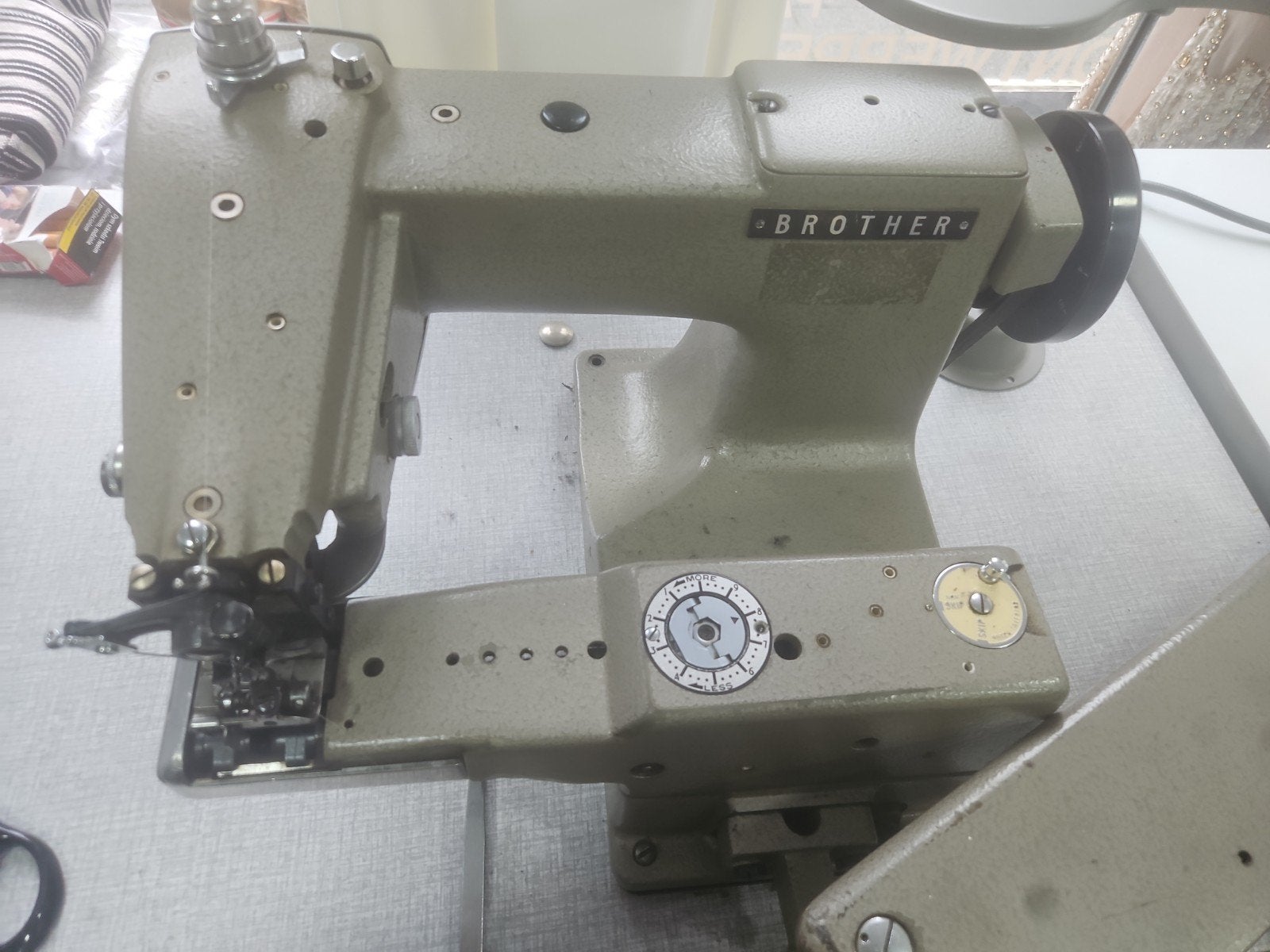 Brother Industriële Naaimachine - Lockmachine, Hobby en Vrije tijd, Naaimachines en Toebehoren, Ophalen of Verzenden, Gebruikt