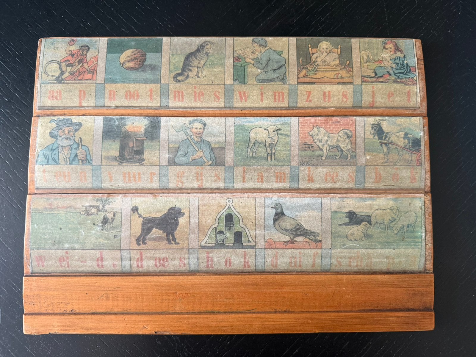 Vintage houten leesplankje met alfabet en afbeeldingen, Ophalen of Verzenden, Overige thema's