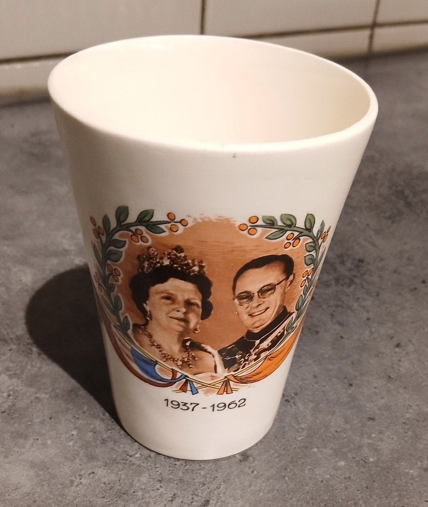 Beker 25-jarig huwelijk Juliana en Bernhard 1962, Verzamelen, Ophalen of Verzenden, Gebruikt, Nederland, Servies