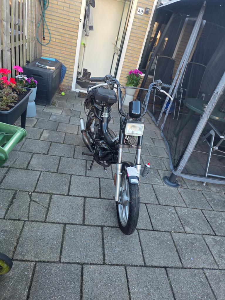 Tomos brommer - loopt met remreiniger, Fietsen en Brommers, Ophalen
