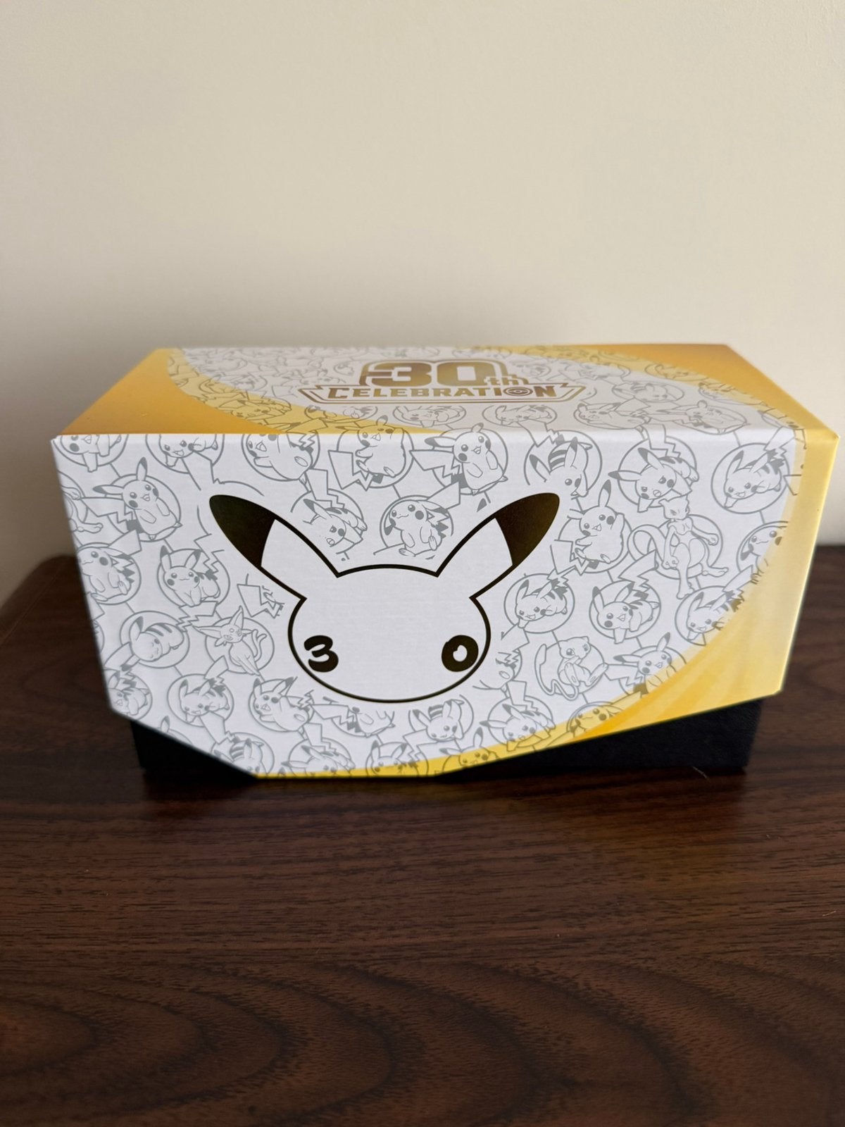 30th Celebration Elite Trainer Box (ETB) - LEEG, Ophalen of Verzenden, Nieuw, Starterdeck