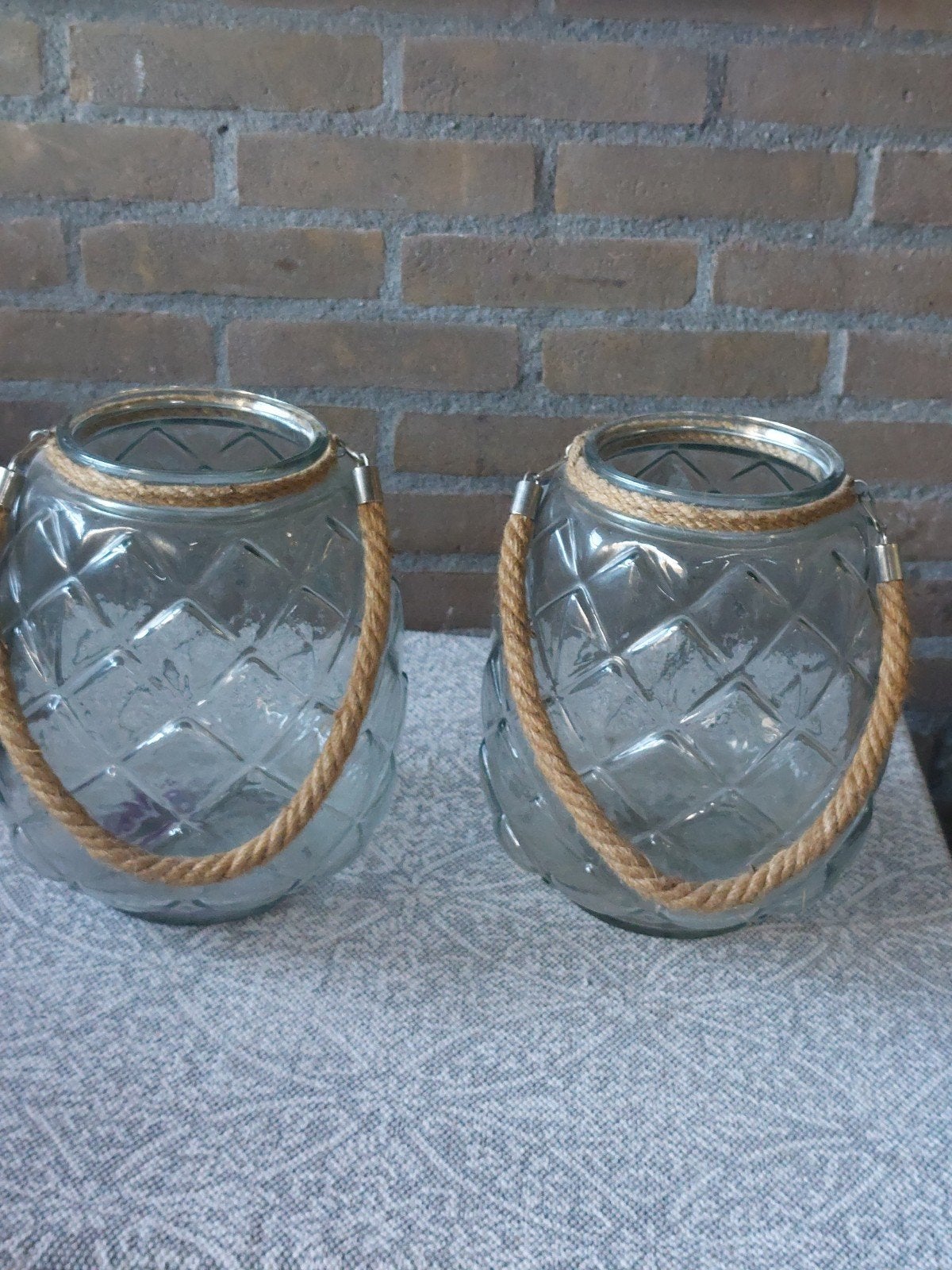 Set van 2 glazen windlichten met touw handvat, Ophalen of Verzenden, Gebruikt, Glas, Windlicht