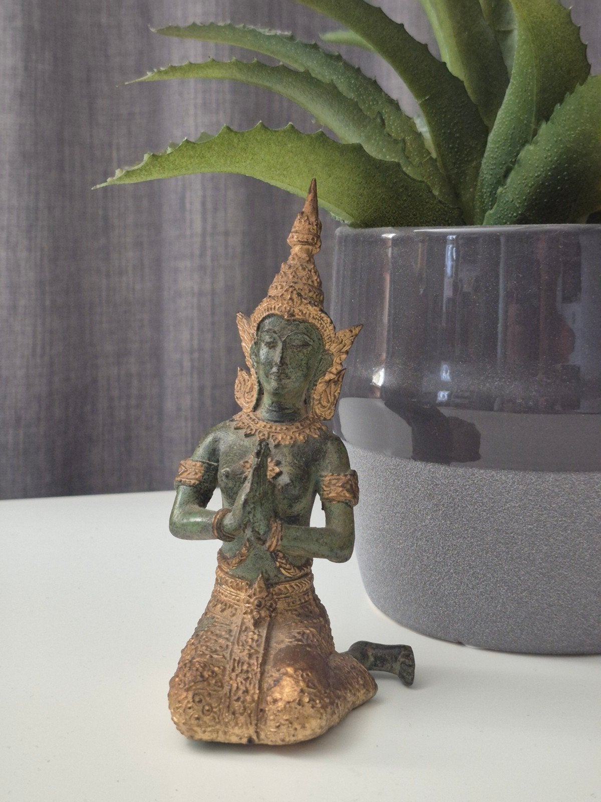 Thais beeldje in biddende houding, bronskleurig, Antiek en Kunst, Meerkleurig, Ophalen, Beeld, Versierd