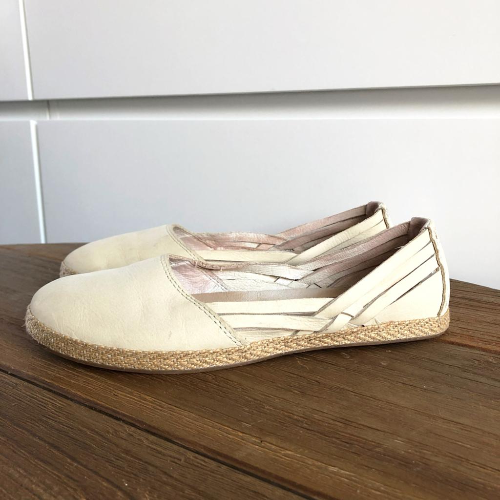 UGG Espadrilles Instappers - Crème/Beige - Maat 37, Ophalen of Verzenden, Zo goed als nieuw, Beige, Espadrilles of Moccasins
