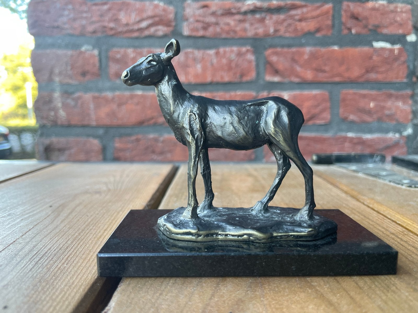 Klein bronzen hinde hert edelhert gewei ree reebok jacht, Antiek en Kunst, Minder dan 20 cm, Ophalen of Verzenden, Op sokkel, Beeld