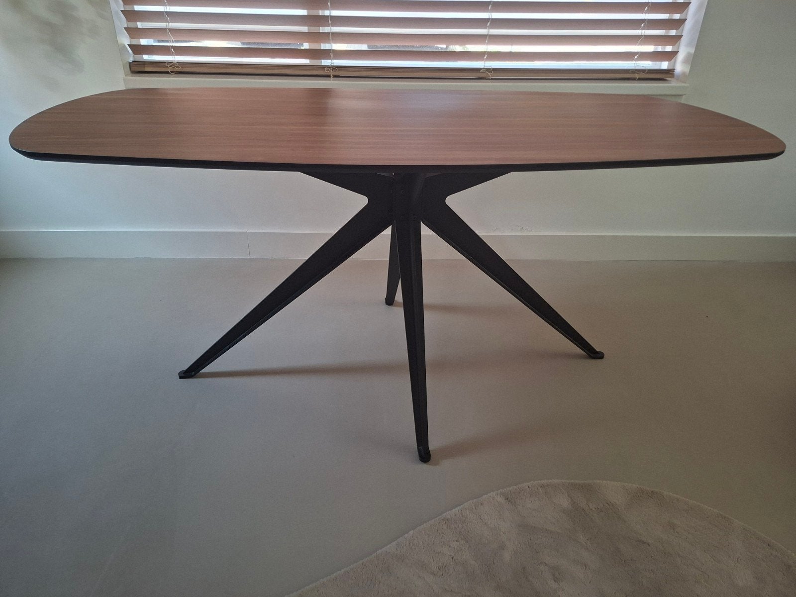 Deens Ovaal Noten Houten Eettafel met Stalen Spin Poot, Huis en Inrichting, Tafels | Eettafels, 50 tot 100 cm, Zo goed als nieuw