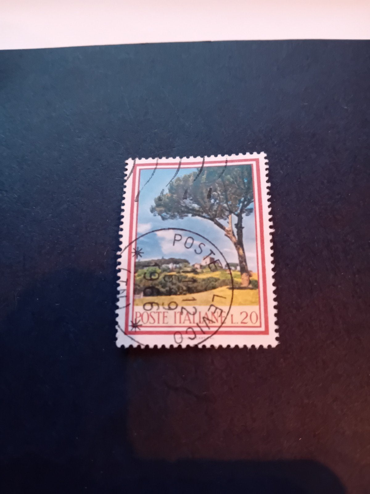 Italiaanse postzegel met boom en landschap, Postzegels en Munten, Postzegels | Europa | Italië, Ophalen of Verzenden, Gestempeld