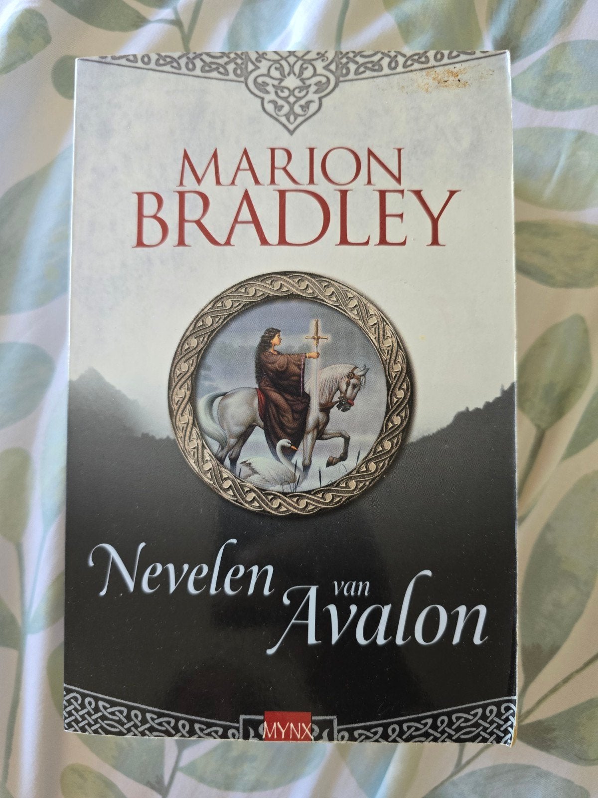 Marion Zimmer Zimmer Bradley - Nevelen van Avalon, Gelezen, Marion Zimmer Zimmer Bradley, Ophalen of Verzenden, Nederland