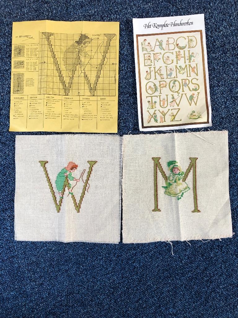 Twee vintage handborduurwerk letters, M en W., Hobby en Vrije tijd, Borduren en Borduurmachines, Ophalen of Verzenden, Zo goed als nieuw