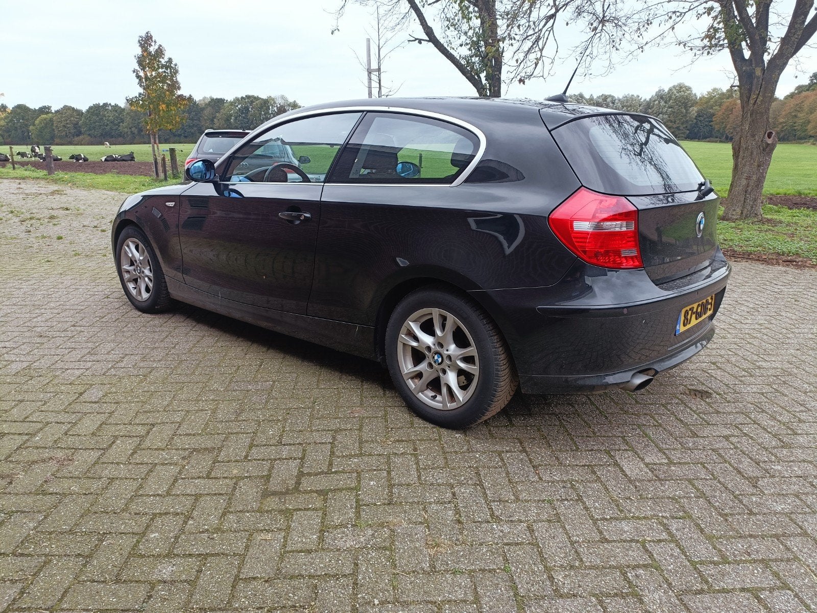 BMW 1-Serie 2.0 120I 3DR AUT 2008 Zwart, Auto's, Achterwielaandrijving, 1995 cc, 4 cilinders, Zwart