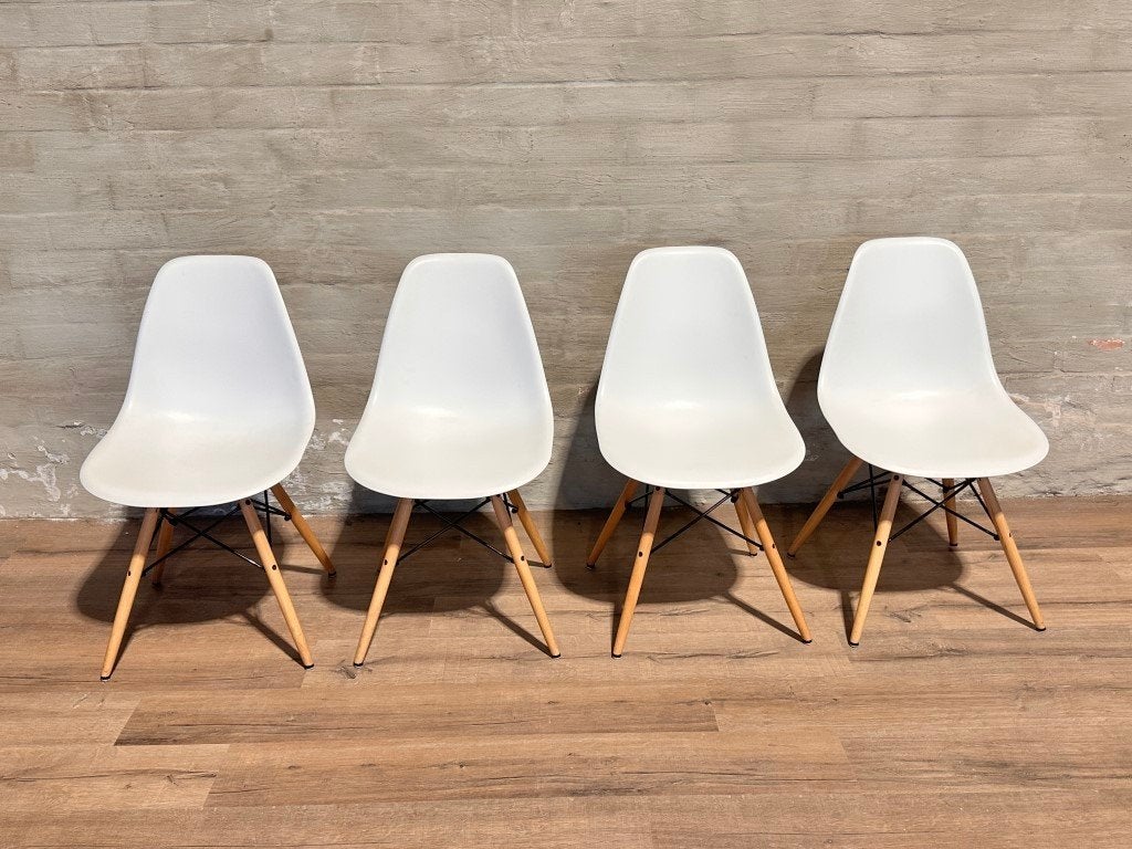 2 Eams stoelen met kussentjes / prijs per stuk, Huis en Inrichting, Kunststof, Twee, Wit, Ophalen of Verzenden