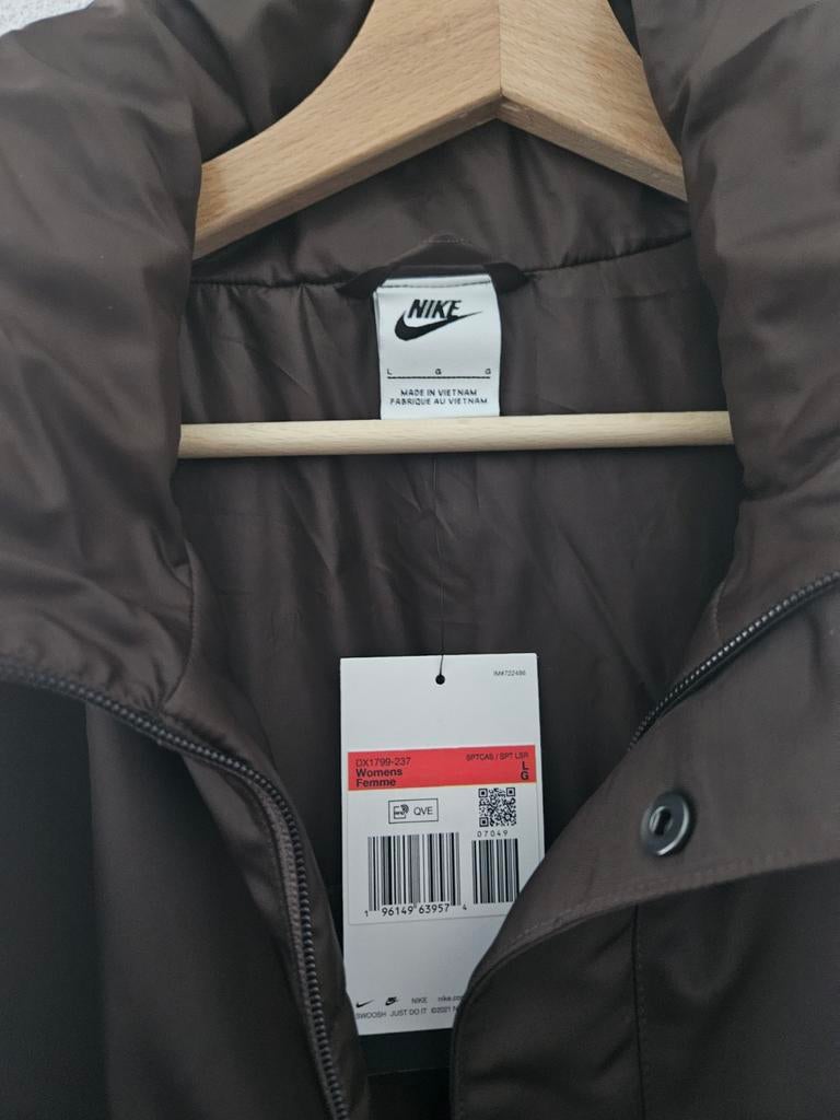 Nieuwe Nike jas maat L - Bruin, Kleding | Dames, Jassen | Winter, Ophalen of Verzenden, Nieuw, Maat 42/44 (L), Bruin